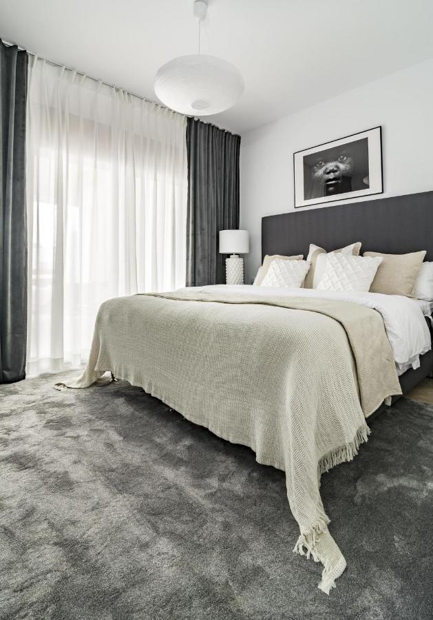Djc - Modern 2 Bedroom Apartment Close To Beach 카사레스 외부 사진