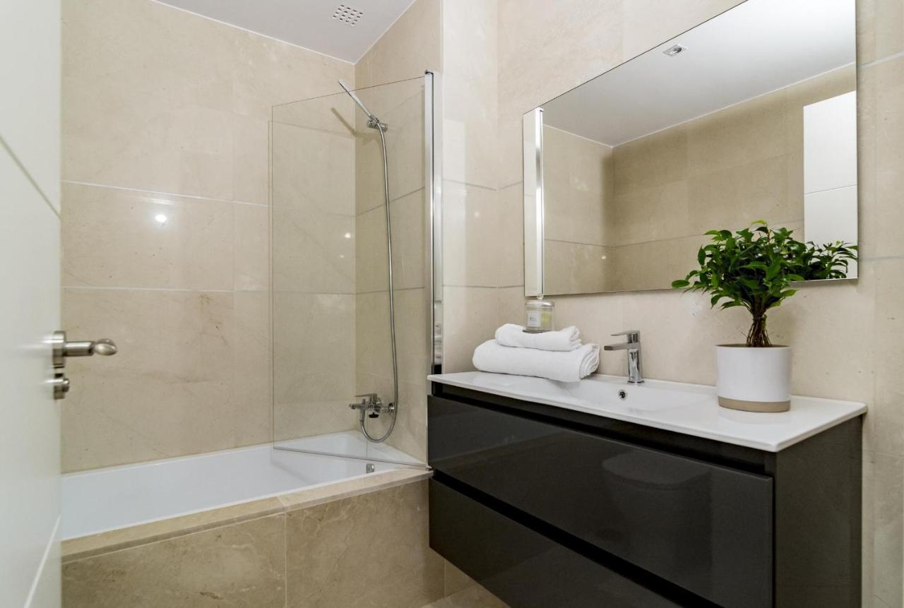 Djc - Modern 2 Bedroom Apartment Close To Beach 카사레스 외부 사진